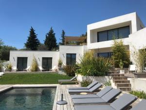 カシにあるVilla le sud appartementsのスイミングプール付きのヴィラ、家
