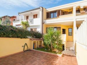 a house with yellow and white at Casa Salsa Libre in Selargius