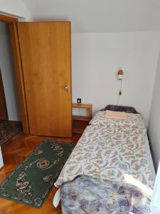 Posteľ alebo postele v izbe v ubytovaní Gyöngyvirág Apartman Lenti