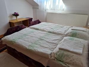 Posteľ alebo postele v izbe v ubytovaní Gyöngyvirág Apartman Lenti