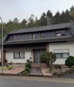 uma casa a preto e branco em Ferienwohnung am Panoramaweg em Mitlosheim