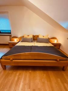 ein Schlafzimmer mit einem großen Bett in einem Zimmer in der Unterkunft Ferienwohnung am Panoramaweg in Mitlosheim