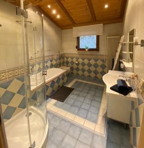 Et badeværelse på Ferienwohnung am Panoramaweg