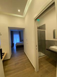 Un baño con lavabo y una cama en una habitación. en Salotto Toledo, en Nápoles