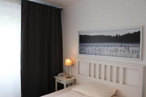 una camera con un letto con una foto sul muro di Hotel Regina a Darmstadt