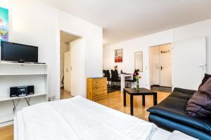 sala de estar con cama y sofá en Budget Apartments Deutz, en Colonia