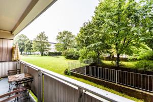 ケルンにあるBudget Apartments Deutzの公園の景色を望むバルコニー(ベンチ付)