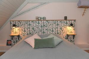 Tempat tidur dalam kamar di Chambres d'hôtes Chez Caroline
