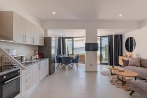 Η κουζίνα ή μικρή κουζίνα στο Swans Luxury Homes