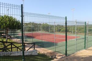 einen Tennisplatz mit zwei Tennisplätzen in der Unterkunft Hacienda Golf Ático Islantilla in Islantilla