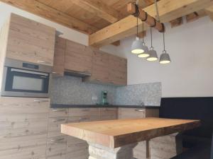 eine Küche mit Holzschränken und einem Holztisch in der Unterkunft Ferienhaus Herrenschmiede in Obervellach