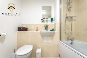 雷丁的住宿－OnPoint- AMAZING Apartment Perfect for Business/Work/Leisure!，浴室配有卫生间、盥洗盆和淋浴。