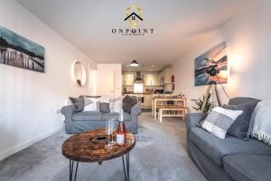 a living room with a couch and a table at OnPoint- AMAZING Apartment Perfect for Business/Work/Leisure! in Reading
