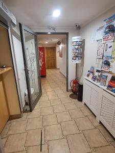 um corredor de uma loja com piso em azulejo em Amber Hostel na Cracóvia