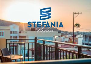 un cartel que dice estudios stevenina en un balcón en Stefania Studios by Estia, en Stalida
