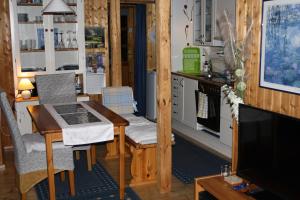 cocina con mesa de madera y comedor en Apartment am Buchenhain en Presseck