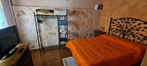 バジェエルモソにあるCasa Rural Vicenteのベッドルーム(ベッド1台、テレビ付)