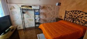 Un dormitorio con una cama y un televisor. en Casa Rural Vicente, en Vallehermoso