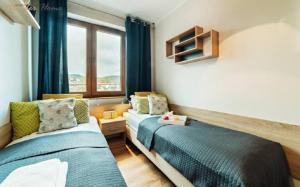 Posteľ alebo postele v izbe v ubytovaní Wonder Home - Apartamenty z balkonami, blisko centrum Karpacza, stoku i aquaparku