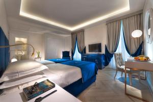 Pokój hotelowy z łóżkiem i biurkiem w obiekcie Hotel Premiere Abano w mieście Abano Terme