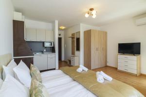 A television and/or entertainment centre at Cabacum Plaza Beach Apartments - High-Speed WiFi