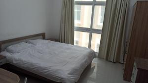 Postel nebo postele na pokoji v ubytování Furnished Studio Apartments for rent in Dubai