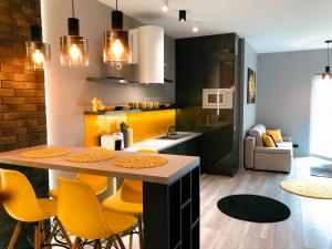 Część wypoczynkowa w obiekcie APARTAMENT ELEGANCE YELLOW w Nautica Resort