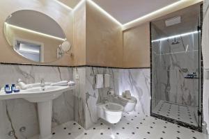 阿巴諾泰爾梅的住宿－Hotel Premiere Abano，一间带水槽、淋浴和卫生间的浴室