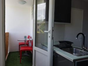 Kuchyň nebo kuchyňský kout v ubytování Le Repère tropical à la Marina