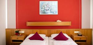 Postel nebo postele na pokoji v ubytování Hotel Garni Zum Hirschen