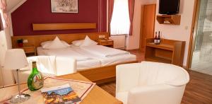 Postel nebo postele na pokoji v ubytování Hotel Garni Zum Hirschen