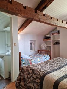 um quarto com uma cama num quarto em Chambre d'hôte Daugé em Saint-Cricq-Chalosse