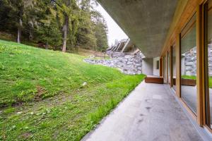 Ein Garten an der Unterkunft Residenz Cuolm Liung 52