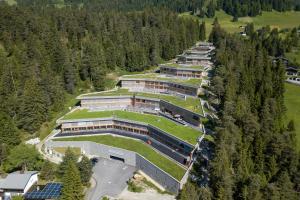 eine Luftansicht eines großen Gebäudes in den Bergen in der Unterkunft Residenz Cuolm Liung 52 in Laax