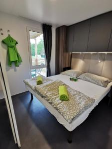 מיטה או מיטות בחדר ב-Guesthouse Braslovče - Celje