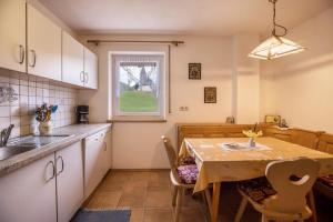 Kuchyň nebo kuchyňský kout v ubytování Ferienwohnung Zirme Gasser
