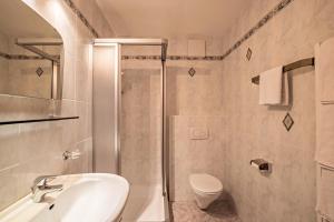 Koupelna v ubytování Ferienwohnung Zirme Gasser + 13 fotografií