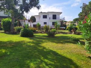 a house in the middle of a yard at Gramoia in S'Agaro