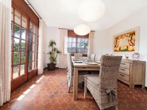 a dining room with a table and chairs at Gramoia in S'Agaro