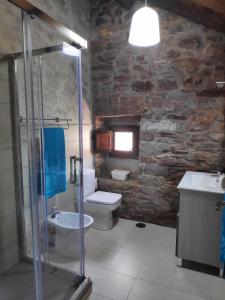 uma casa de banho com um WC, um lavatório e um chuveiro em Apartamentos C'Ambrosio em La Peral