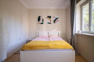 A bed or beds in a room at Victus Apartamenty, Apartament Oaza