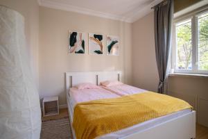 A bed or beds in a room at Victus Apartamenty, Apartament Oaza