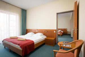 Postel nebo postele na pokoji v ubytování Hunguest Hotel Aqua Sol