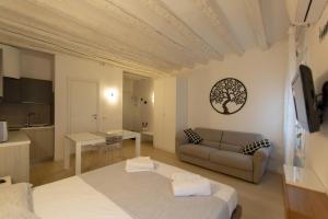 ein Wohnzimmer mit einem Bett und einem Sofa in der Unterkunft " CASA SAVONAROLA " centro storico in Padua