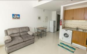 Kuchyň nebo kuchyňský kout v ubytování Furnished Studio Apartments for rent in Dubai