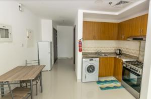 Kuchyň nebo kuchyňský kout v ubytování Furnished Studio Apartments for rent in Dubai