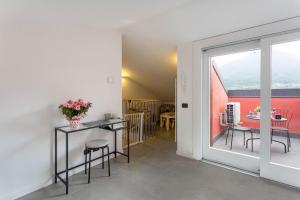 Balkón alebo terasa v ubytovaní New Eleven Apartment on Como Lake