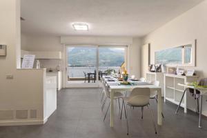 Kuchyňa alebo kuchynka v ubytovaní New Eleven Apartment on Como Lake