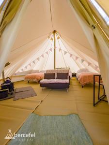 uma tenda com um sofá e uma mesa em Abercefel Retreat em Llandysul