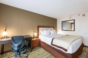 Clarion Hotel & Suites Mount Laurel房間的床